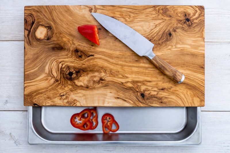Schneidebrett aus Olivenholz mit Edelstahl Auffangschale – sauber & praktisch